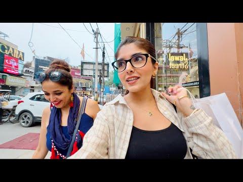 Mai, mumma aur Rajouri Market 🤪🤍 | Ashi Khanna